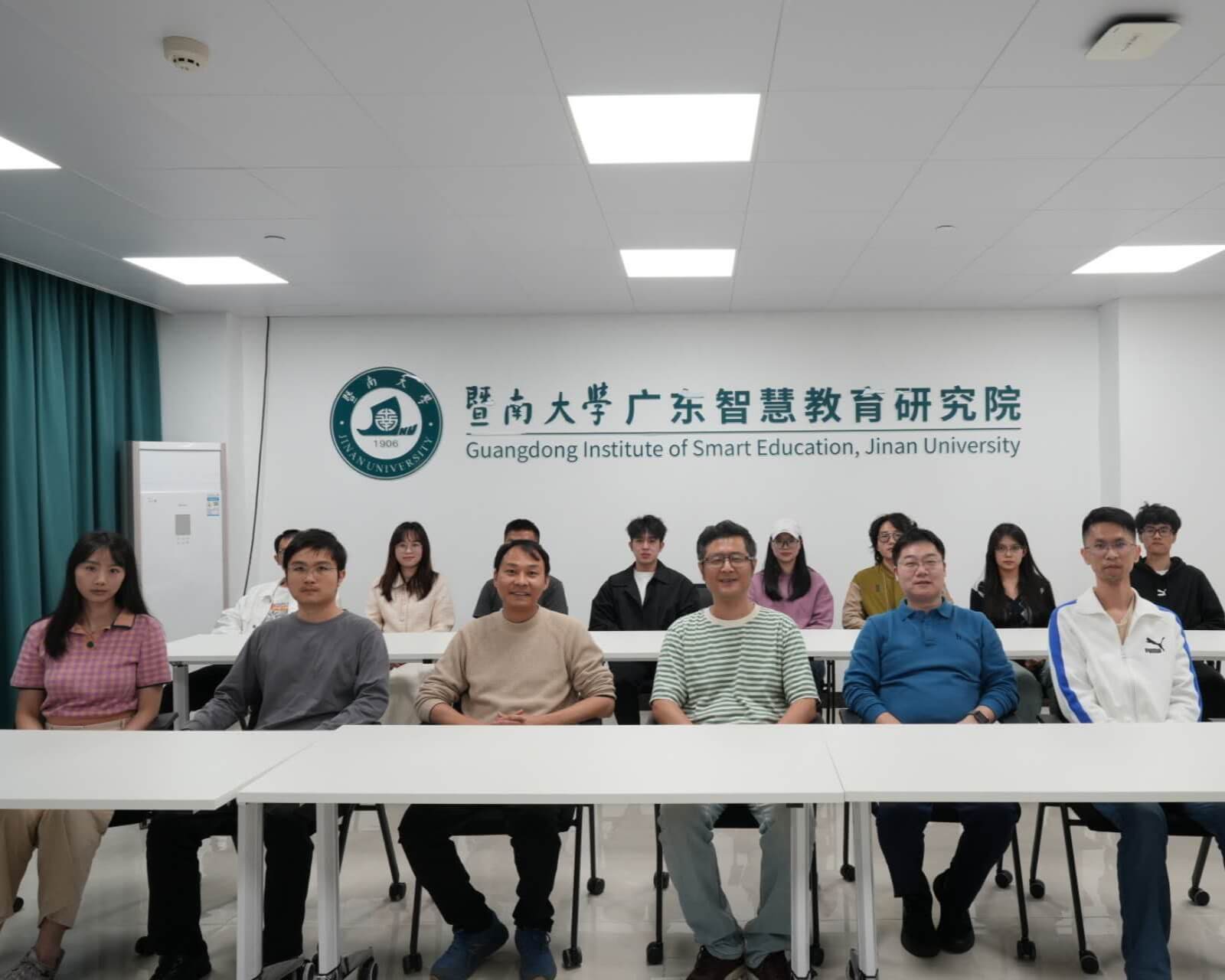 Prof. Shengdong Zhao Talks About Heads-up Computing at Jinan University